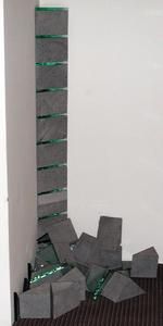 3 S&auml;ulen im Gerichtssaal von Ruedi Reinhard, 1989