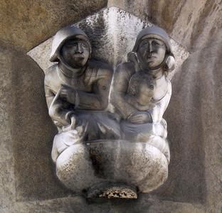 Luftschutzsoldat mit Mutter und Kind von Emil Kn&ouml;ll, 1942