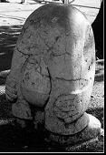 Geb&uuml;ckte Figur zwischen den Beinen nach hinten schauend von Franz Peter Wilde, 1960